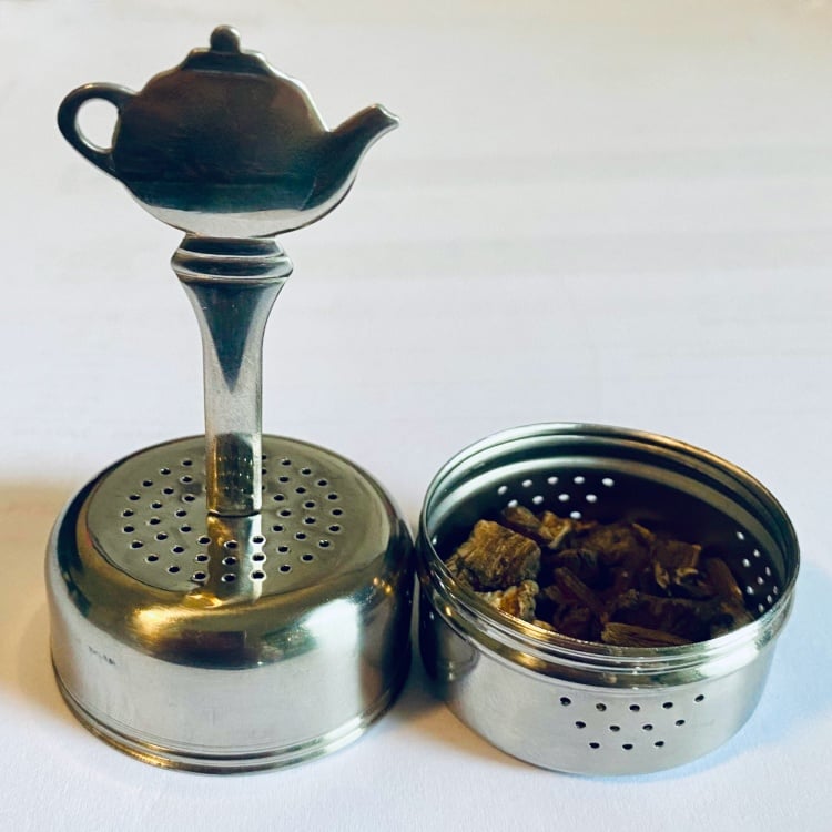 Tea infuser with teapot handle